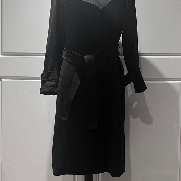 THEORY Oaklane Trench Coat in Admiral Crepe - Picture 4 of 6